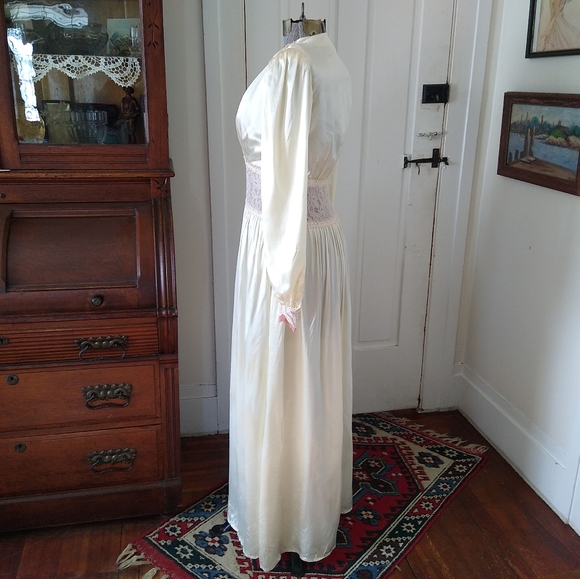 VINTAGE 1940s Ivory Satin and Pink Lace Dressing Gown Robe - Picture 7 of 14